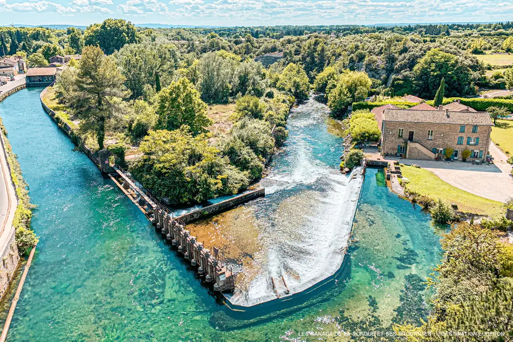 Les canaux et la Sorgue et ses brocantes